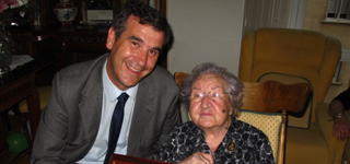 Román felicita a Esperanza Moya García con motivo de su cien cumpleaños
