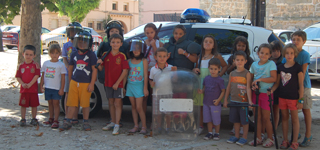 Los niños y niñas de la Ludoteca de Verano de Cifuentes conocen mejor la labor de la Guardia Civil