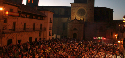 Chupinazo sobre la Plaza Mayor, y Sigüenza está de fiesta