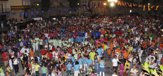 La Plaza del Coso de Brihuega abarrotada de público para dar la bienvenida a las fiestas