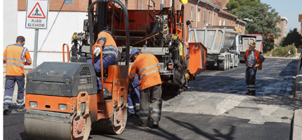 El alcalde supervisa las obras de la Operación Asfalto en la zona de Defensores, Adoratrices y El Ferial