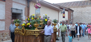Guarinos participa en Viñuelas en la procesión en honor a San Ramón y la ofrenda de niños