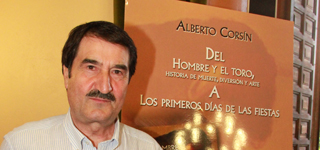 Alberto Corsín presenta el libro "Del hombre y el toro, historia de muerte, diversión y arte, a los primeros días de las fiestas"