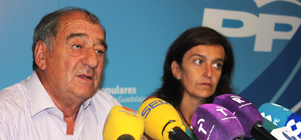 Porfirio Herrero y Ana González en rueda de prensa. (Foto: PP)