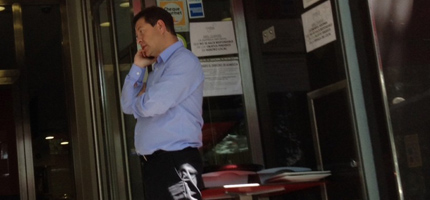 Page hablando por teléfono desde la puerta de un restaurante en Madrid. (Foto: vozpopuli)