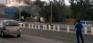 Incendio de un camión cisterna en la A-2. (Foto: Jacob Peregrina @tecnoiuris_es)