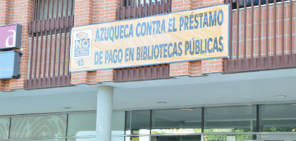 Pancarta situada en la fachada de la Casa de la Cultura. Fotografía: Álvaro Díaz Villamil/ Ayuntamiento de Azuqueca de Henares