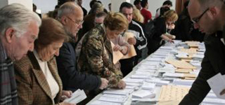 Ciudadanos rumanos votando. (Foto: rumania.pordescubrir.com/)