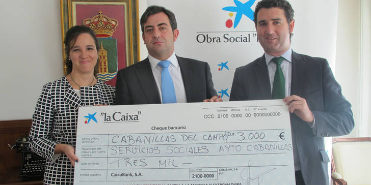 ‘La Caixa’ dona 3.000 euros al Ayuntamiento de Cabanillas para aliviar el peso de la ‘vuelta al cole’ a las familias con menos recursos