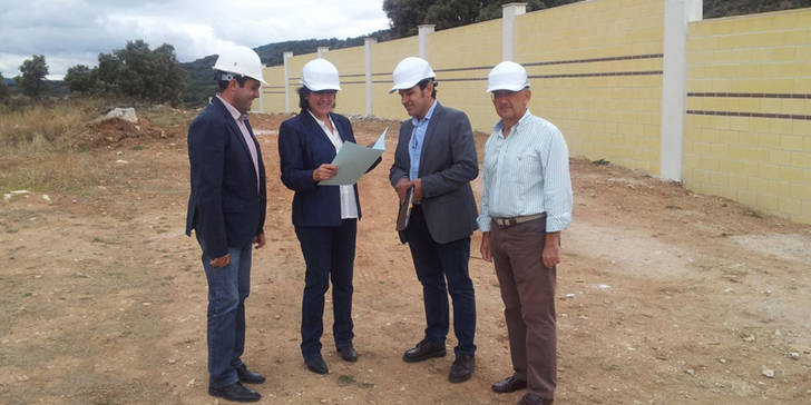 Visita a las obras del nuevo cementerio de Brihuega. (Foto: Diputación provincial)