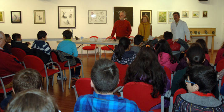 Dos grupos de escolares participan en un taller de escultura celebrado en Diputación