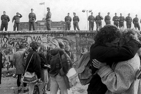 La caída del Muro de Berlín, en imágenes