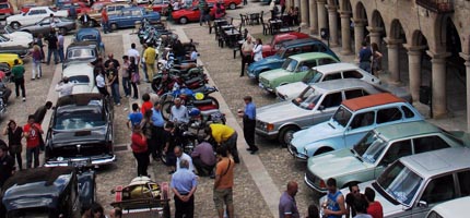 La Plaza Mayor de Sigüenza volverá a llenarse este domingo de coches clásicos