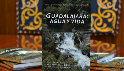 La Red de Bibliobuses provincial publica del libro “Guadalajara: Agua y vida” 