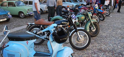 La Plaza Mayor de Sigüenza volverá a llenarse este domingo de coches clásicos