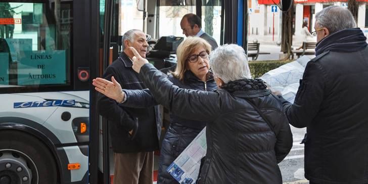 Los concejales explican a los ciudadanos los cambios que experimentarán algunas líneas a partir del 24 de febrero