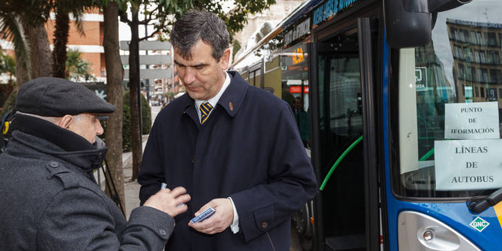 Román informa a los vecinos de los cambios en las líneas de autobuses. (Foto: J. Ropero)