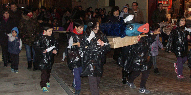 Sigüenza despide al carnaval con la quema de la sardina