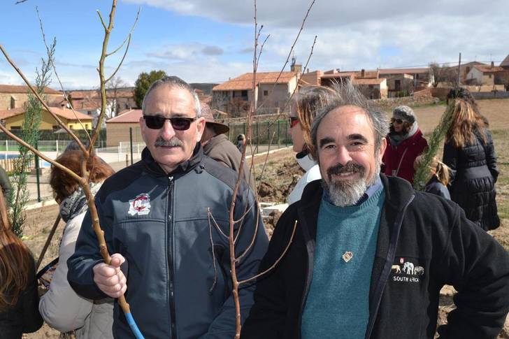 Milmarcos inaugura el primer panel de la Red de Senderos del Geoparque con una fiesta