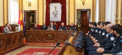 Antonio Román da la bienvenida al Ayuntamiento a los ocho nuevos policías locales