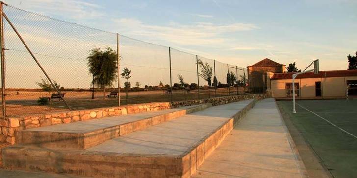 Una grada para la pista deportiva de Tamajón, y nueva pista de pádel ya mejoran las instalaciones deportivas agalloneras