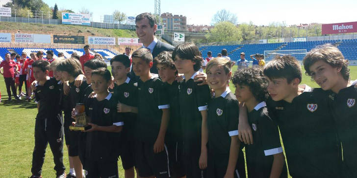 Antonio Román hace entrega de los trofeos de la IV Torneo Dinamo Cup