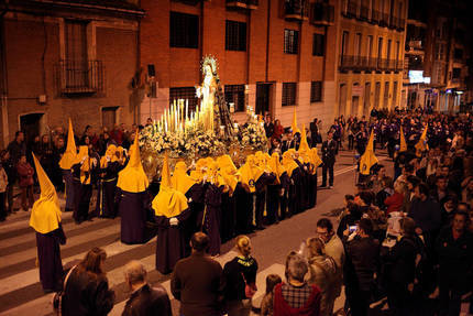 Solemnidad y respeto en la Procesión de María Santísima de la Misericordia