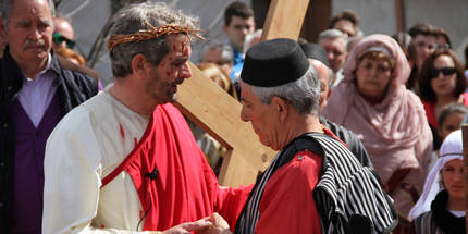 Brillante y emotiva representación de la Pasión de Cristo en una calurosa mañana de Viernes Santo