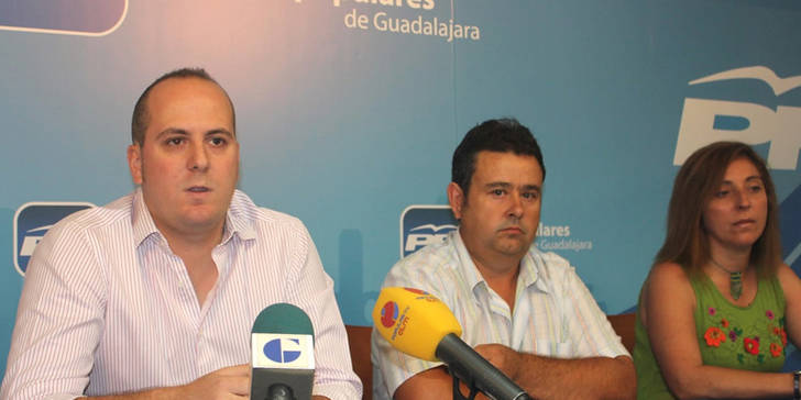 Concejales del PP de Yunquera junto a un represenante sindical en una comparecencia reciente.