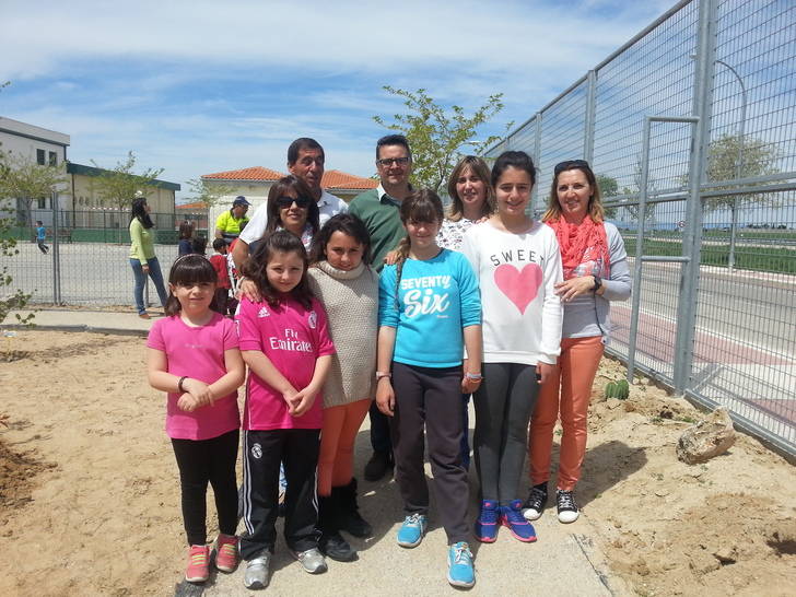 El Casar celebra el Día del Árbol plantando diferentes especies en el jardín botánico del colegio "Maestros"