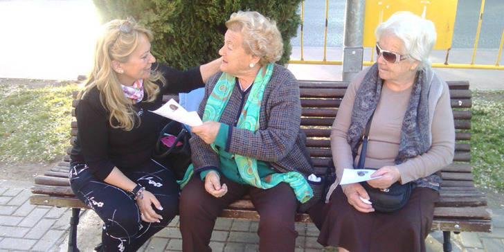 Aure Hormaechea se compromete a “potenciar en Azuqueca programas que promuevan la salud física y mental entre nuestros mayores”