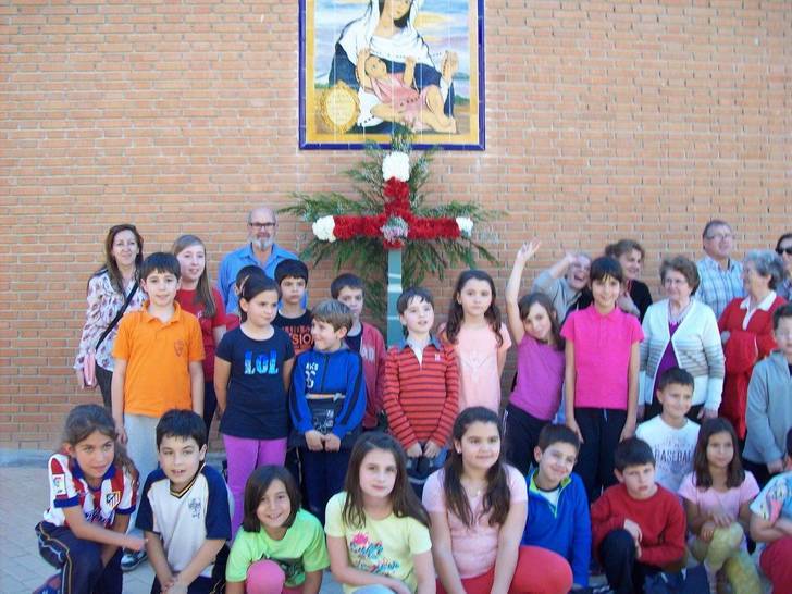 La Asociación de Vecinos Balconcillo y San Juan de Ávila mantienen la tradición de la Cruz de Mayo