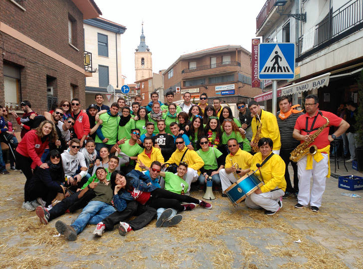 Los Quintos de Yunquera celebran la tradicional “puesta del mayo”