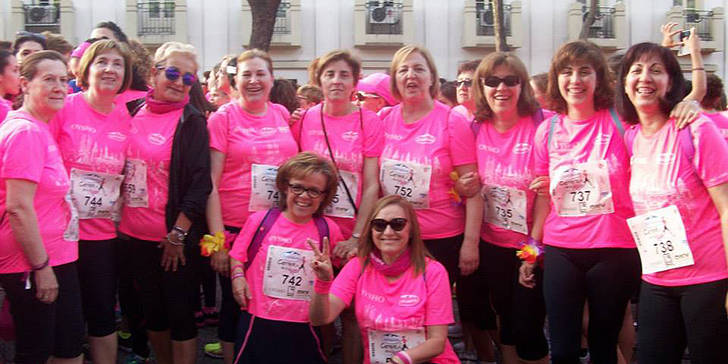 Las mujeres de Brihuega dejan su impronta en la “marea rosa” contra el cáncer de mama