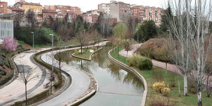 El Ayuntamiento limpiará la lámina de agua del Barranco del Alamín este mes