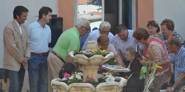 Condado felicita a los responsables de la residencia San Antonio, de Albares, en su décimo aniversario