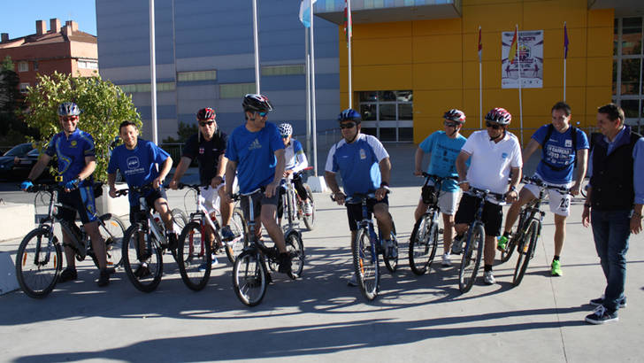 Antonio Román y su candidatura recorren Guadalajara en bicicleta