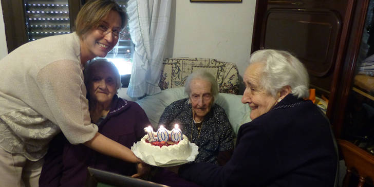 La presidenta de la Diputación felicita a Petra de la Fuente, vecina de Fuentelahiguera, que cumple 100 años