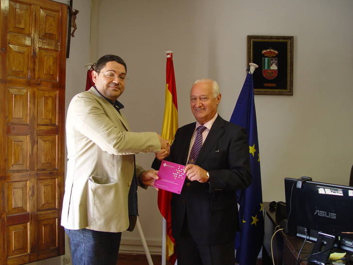 El IES Juan García Valdemora reconoce al Ayuntamiento de El Casar su “compromiso educativo”