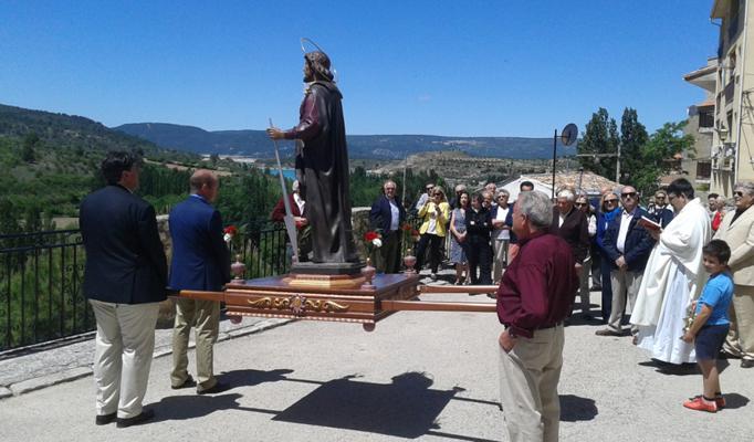 Pareja celebra la festividad de San Isidro Labrador y estrena su Plaza Mayor