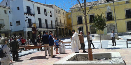 Pareja celebra la festividad de San Isidro Labrador y estrena su Plaza Mayor