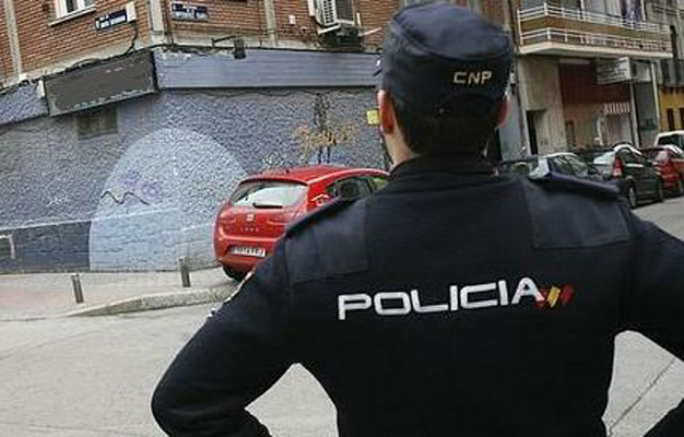 La Policía detiene a un hombre por robar a una anciana y amenaza a un testigo con un cuchillo