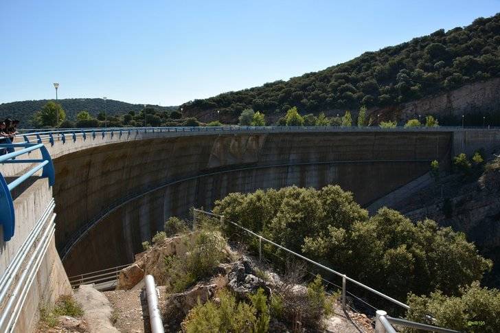 La CHT formaliza el contrato de la mejora de la carretera de acceso a la presa de La Tajera