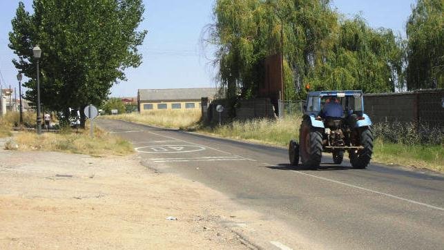 Muere un hombre atrapado por la pala de un tractor en Alhóndiga 