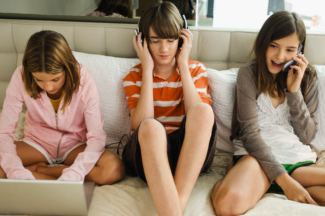 Jóvenes y rehenes de la tecnología