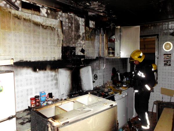 Los bomberos sofocan un incendio en una cocina en Molina de Aragón