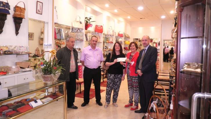 La Junta de FCG hace entrega a Beatriz Parra del cheque del sorteo comercio abierto