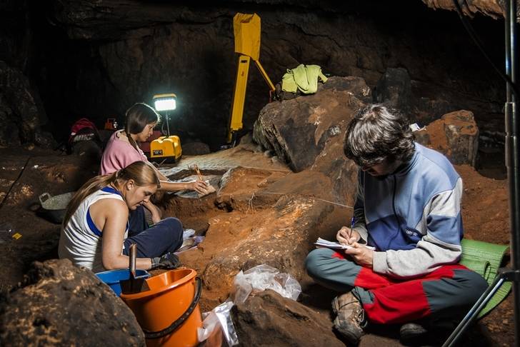 Investigan en el lugar donde apareció un metacarpo de Neandertal, en la Cueva de “Los Casares”