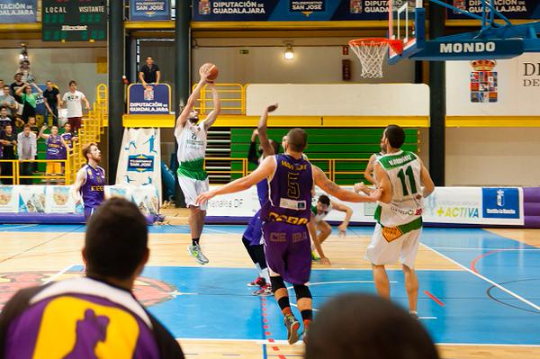 El CEBA echó mano de todo su repertorio para ganar en un final de infarto