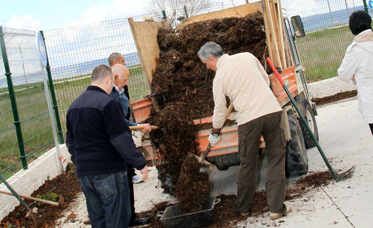 Los seteros podrán recoger el compost formado con los desechos de poda en junio